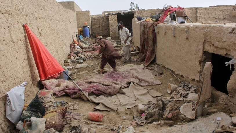 Einheimische inspizieren am Sonntag ein beschädigtes Haus nach Überschwemmungen, Erdrutschen und Gewitterstürmen in der Provinz Kandahar. Foto: Sibghatullah/AP/dpa