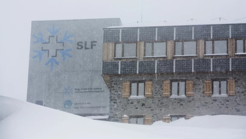 Auch exponierte Teile von Verkehrswegen sind laut dem SLF teilweise gefährdet. (Archivbild)