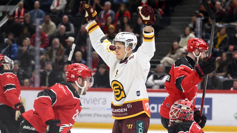 Jesse Puljujärvi (in weiss) jubelt. Mit zwei Goals verhilft er seinem Genève-Servette HC nach einem 0:3-Rückstand zur Belle am Donnerstag in Genf