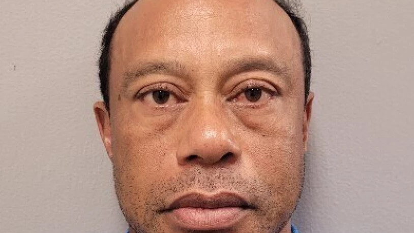Handy am Steuer, Tabletten in der Hosentasche: Nach seinem Unfall in Florida schildert Tiger Woods der Polizei Details - doch einen Urintest lehnt er ab.