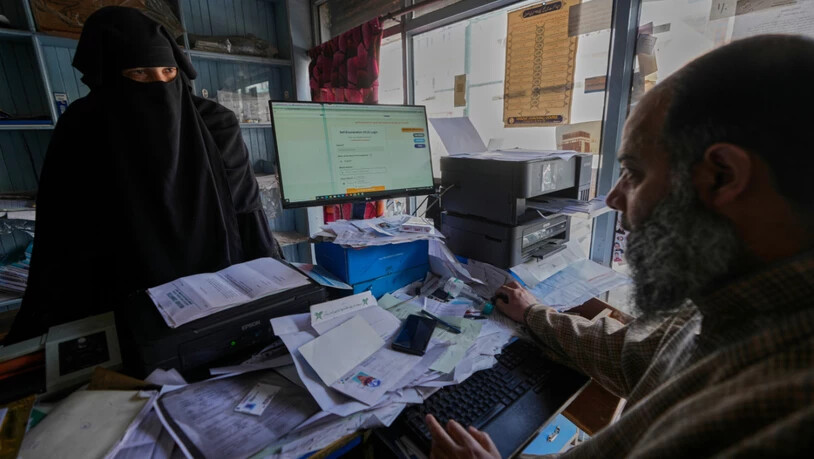 Eine muslimische Frau überprüft in einem Registrierungszentrum ihre Online-Registrierung für die Volkszählung. In Indien startet eine umfassende Volkszählung. Foto: Mukhtar Khan/AP/dpa