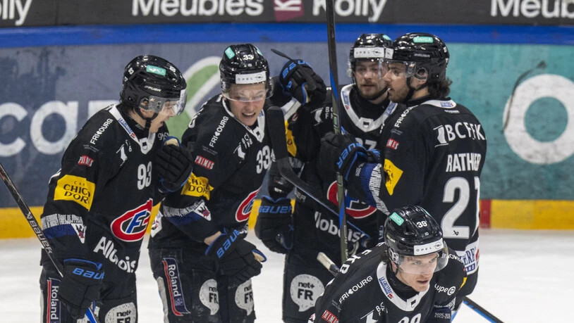 Am Ende jubelten nach einer dramatischen Partie die Spieler von Fribourg-Gottéron
