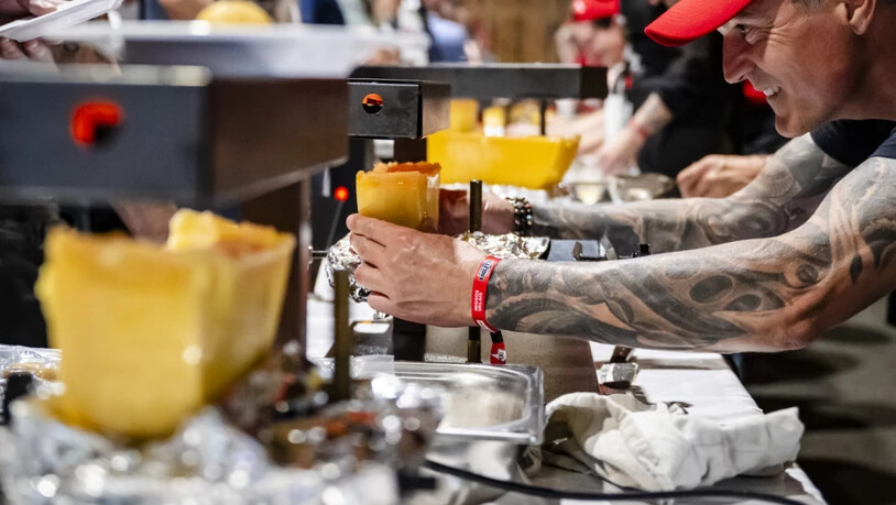 Die Berner Fachhochschule untersuchte die wirtschaftliche Bedeutung der Walliser AOP-RAclette-Produktion. (Symbolbild)