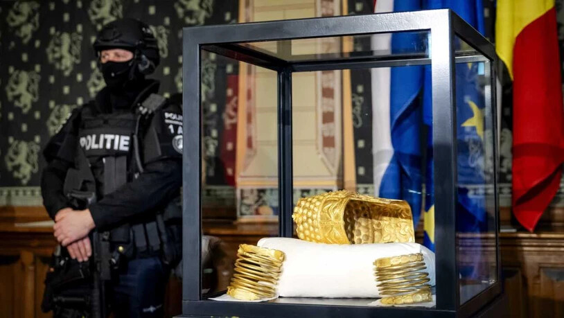 dpatopbilder - Ein Polizist steht neben einem wieder aufgetauchten Goldhelm. Foto: Sem Van Der Wal/ANP/dpa