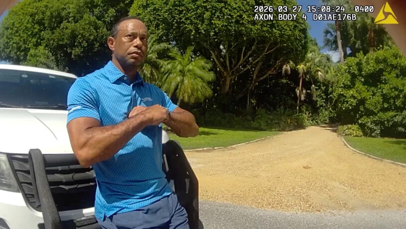 Die vorübergehende Festnahme von Golf-Ikone Tiger Woods kann nun jeder sehen. Die Aufnahmen der Bodycam sind veröffentlicht.