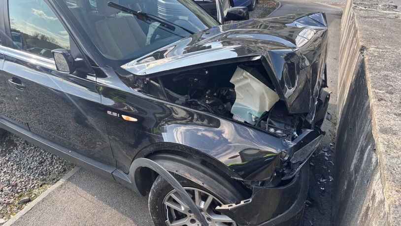 Ein Bild von der Unfallstelle zeigt die Heftigkeit des Aufpralls.