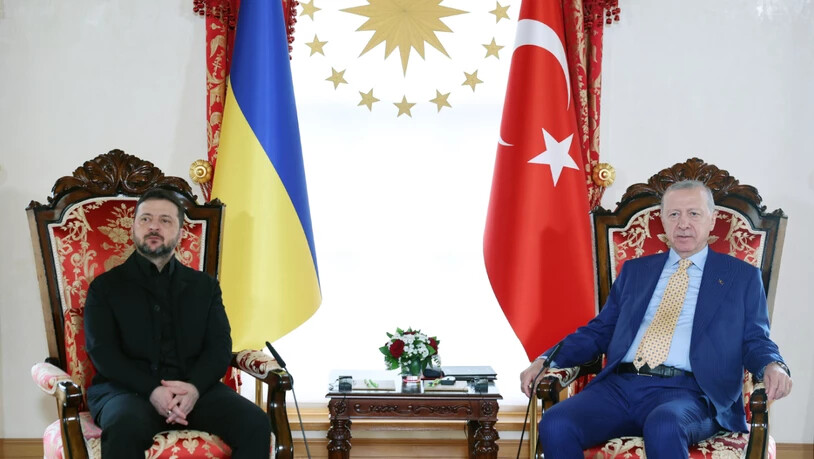 HANDOUT - Der türkische Präsident Recep Tayyip Erdogan (r) und der ukrainische Staatschef Wolodymyr Selenskyj während ihres Treffens in Istanbul. Foto: Turkish Presidency/Turkish Presidency/AP/dpa - ACHTUNG: Nur zur redaktionellen Verwendung im…