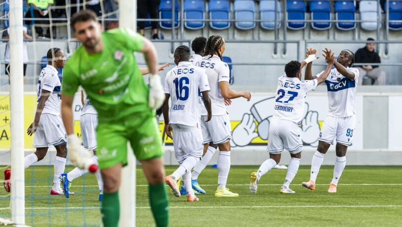 Die Lausanner Spieler freuen sich über das entscheidende 2:1 gegen Winterthur