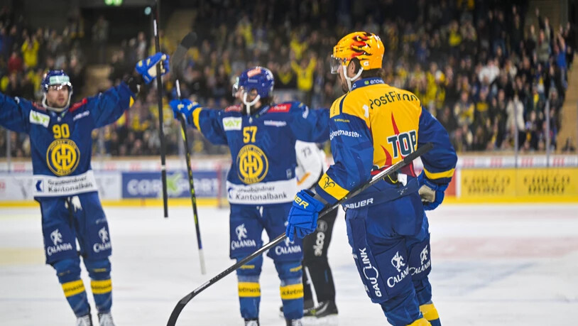 Grosser Jubel: Der HC Davos gewinnt das erste Halbfinalspiel und behält den Heimvorteil.