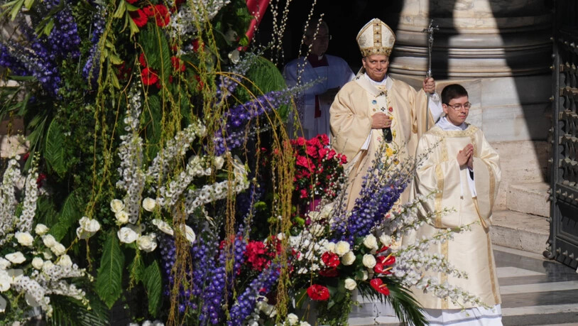 dpatopbilder - Papst Leo XIV. (l) kommt zur Ostermesse auf dem Petersplatz. Foto: Alessandra Tarantino/AP/dpa