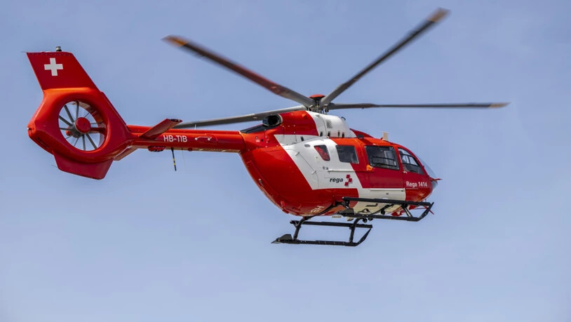 Zwei der drei von einer Lawine erfassten italienischen Alpinisten hat die Rega schwerverletzt in ein Spital geflogen. (Archivbild)