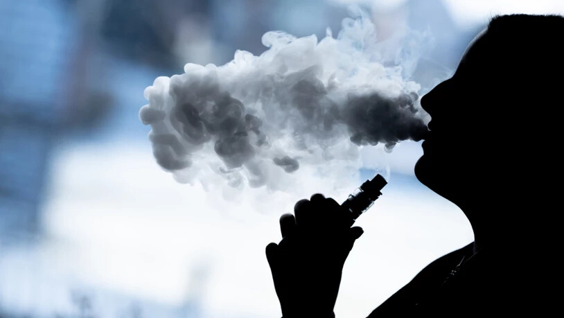 ARCHIV - Eine Frau raucht eine E-Zigarette. Foto: Silas Stein/dpa/Symbolbild