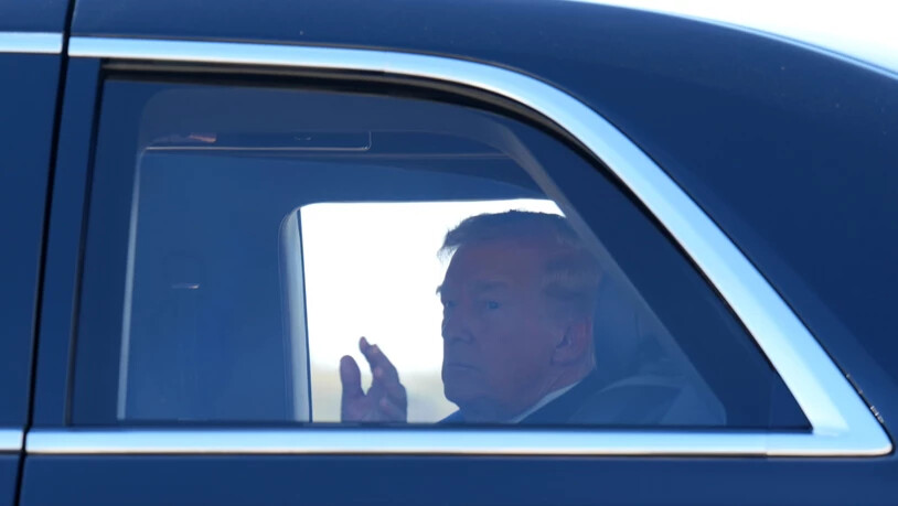 ARCHIV - US-Präsident Donald Trump winkt aus seinem Auto, nachdem er auf dem Memphis International Airport aus der Air Force One ausgestiegen ist. Foto: Mark Schiefelbein/AP/dpa