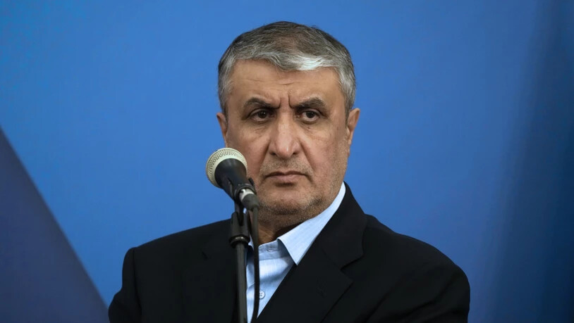 ARCHIV - Mohammed Eslami, Leiter der iranischen Atomenergiebehörde (AEOI), hört während seiner gemeinsamen Pressekonferenz mit dem Generaldirektor der Internationalen Atomenergie-Organisation (IAEO), Grossi, zu. Foto: Vahid Salemi/AP/dpa