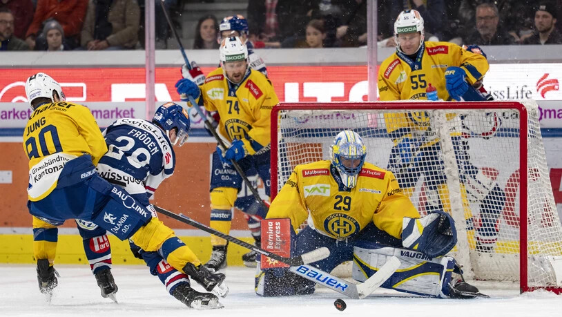 Eine Szene vor HCD-Goalie Sandro Aeschlimann: Sven Jung hindert Lions-Stürmer Jesper Fröden am Schuss.