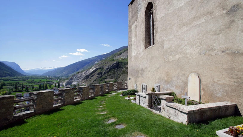 Der Dichter Rainer Maria Rilke ruht am Fuss der Schlosskirche von Raron im Oberwallis.
