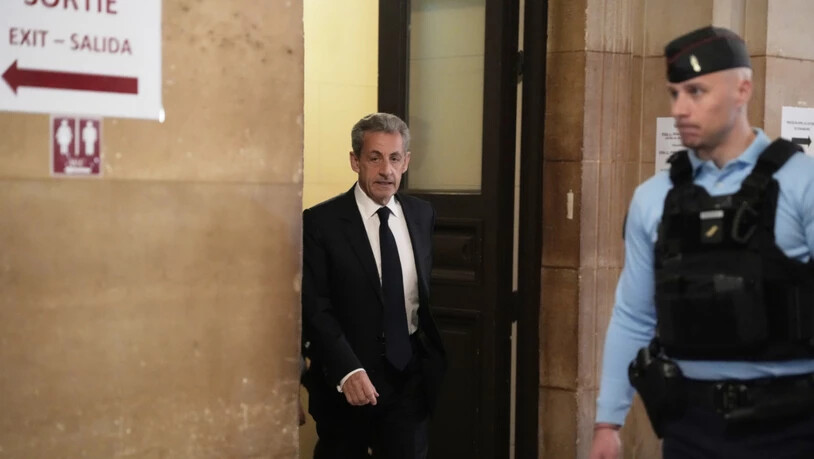 dpatopbilder - Der ehemalige französische Präsident Nicolas Sarkozy trifft vor dem Berufungsgericht in Paris ein, um in seinem Prozess gegen eine Verurteilung wegen illegaler Wahlkampfgelder aus Libyen auszusagen. Foto: Thibault Camus/AP/dpa