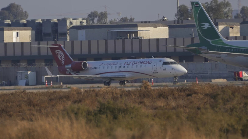 ARCHIV - Flugzeuge der irakischen Fluggesellschaft Fly Bagdad stehen auf dem internationalen Flughafen Bagdad. Foto: Hadi Mizban/AP/dpa