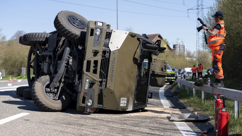 Nach dem Unfall eines Militärfahrzeugs in Hinwil ZH mussten vier Rekruten ins Spital gebracht werden.