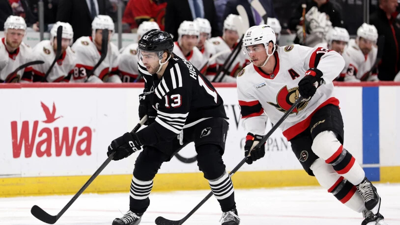 Captain Nico Hischier (Nummer 13) behält die Übersicht und versenkt den Puck während der Partie gegen die Ottawa Senators gleich zweimal im Netz