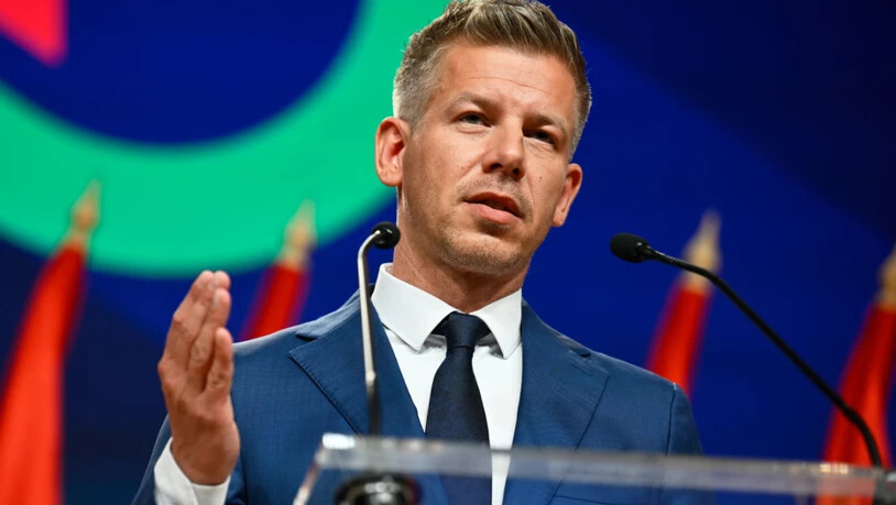 Peter Magyar spricht zu den Medien in Budapest, nachdem er und seine Tisza-Partei bei der Parlamentswahl die Partei von Ministerpräsident Orban besiegt hatte. Foto: Denes Erdos/AP/dpa