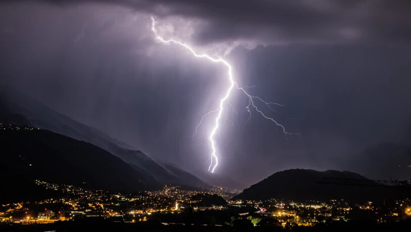 15 Prozent aller Blitzeinschläge in der Schweiz, so wie hier bei Lugano, ereigneten sich im vergangenen Jahr im Kanton Tessin. (Archivbild)