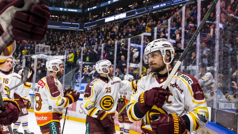 Servettes Captain Noah Rod (rechts) und seine Teamkollegen verabschieden sich nach dem Ausscheiden in den Playoff-Halbfinals von ihren Fans