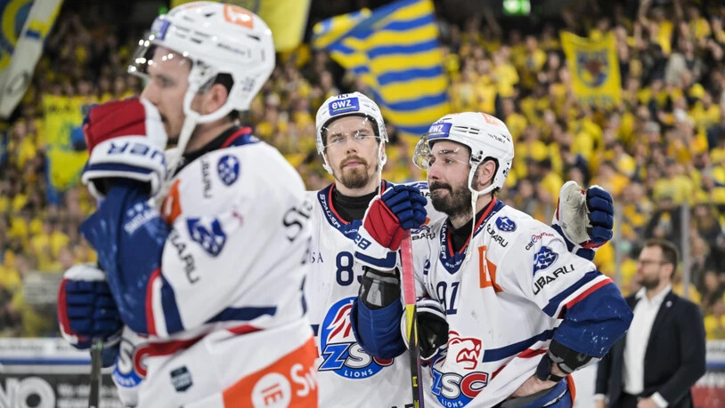 Die Enttäuschung über das Ausscheiden in den Playoff-Halbfinals gegen den HCD steht den ZSC-Spielern Juho Lammikko (Mitte) und Denis Hollenstein (rechts) ins Gesicht geschrieben