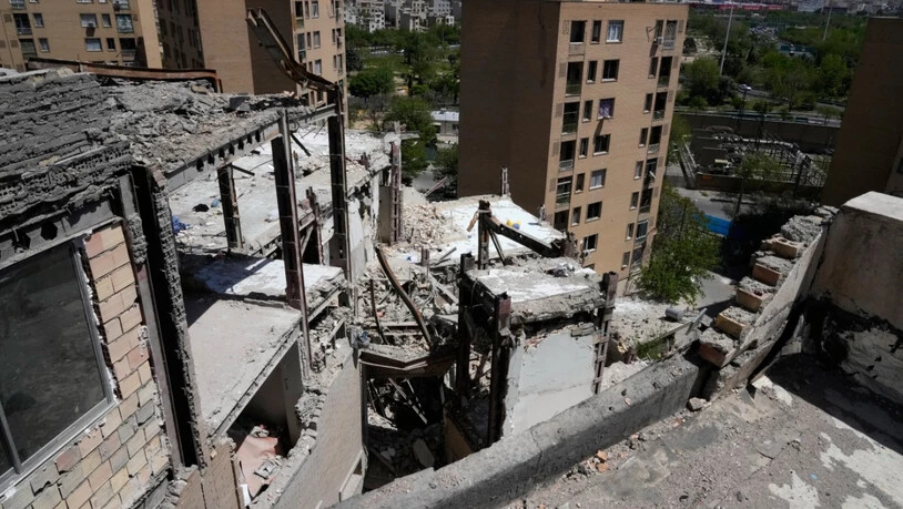 Beschädigtes Wohnhaus in Teheran. Foto: Vahid Salemi/AP/dpa