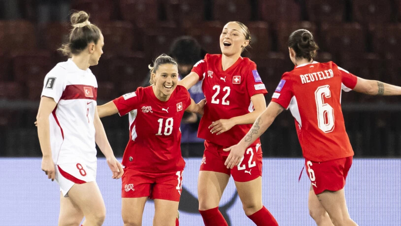 Torschützin Viola Calligaris (Zweite von links) freut sich mit Lia Kamber und Fabienne Reuteler über das 3:1 gegen die Türkinnen