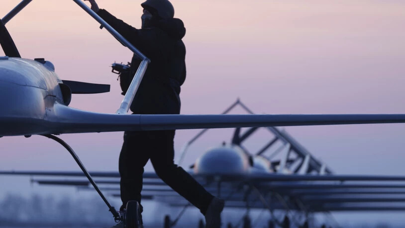 ARCHIV - Ein ukrainischer Soldat des Verteidigungsnachrichtendienstes bereitet den Start der Langstreckendrohne An-196 Ljutyj an einem ungenannten Ort in der Ukraine vor. Foto: Evgeniy Maloletka/AP/dpa