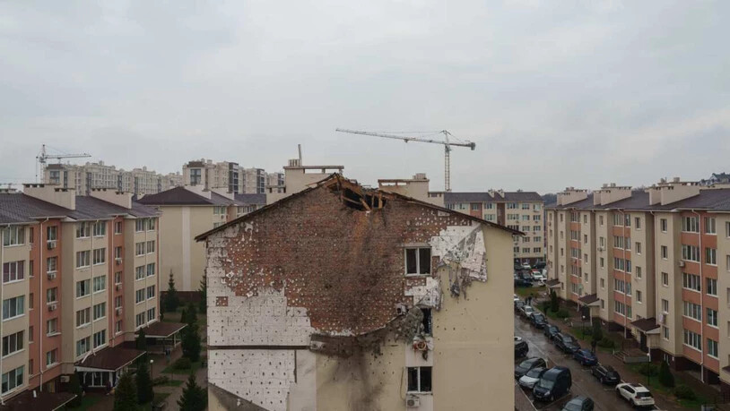 Ein beschädigtes Haus nach einem russischen Angriff auf ein Wohnviertel in dem Dorf in der Region Kiew. Foto: Evgeniy Maloletka/AP/dpa