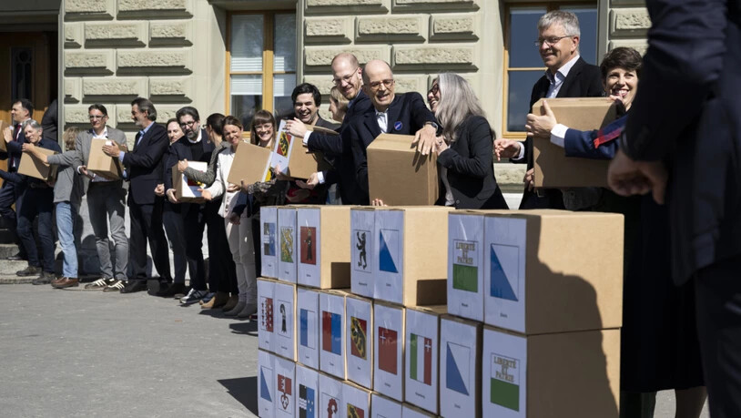 Mitglieder des Komitees hinter der Finanzplatz-Initiative reichen die gesammelten rund 145'000 Unterschriften bei der Bundeskanzlei in Bern ein.