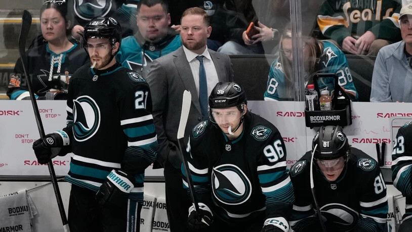 Philipp Kurashev (Mitte/Nummer 96), durfte nach 13 Spielen, in denen er überzählig war, bei den San Jose Sharks endlich wieder mittun