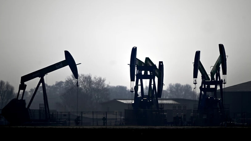 Die Ölpreise haben am Morgen etwas nachgegeben. Das Fass der Nordseesorte Brent verbilligte sich um 1,26 Prozent und kostete 98,09 US-Dollar. Gründe dafür sind die Waffenruhe in Libanon und Hoffnungen auf ein Ende des Iran-Kriegs. (Archivbild)