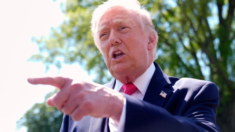 US-Präsident Donald Trump spricht mit Reportern, bevor er mit Marine One vom South Lawn des Weißen Hauses abfliegt. Foto: Manuel Balce Ceneta/AP/dpa