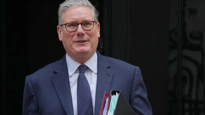 Der britische Premierminister Keir Starmer verlässt Downing Street 10, um an der wöchentlichen Fragestunde des Premierministers im Parlament teilzunehmen. Foto: Kirsty Wigglesworth/AP/dpa