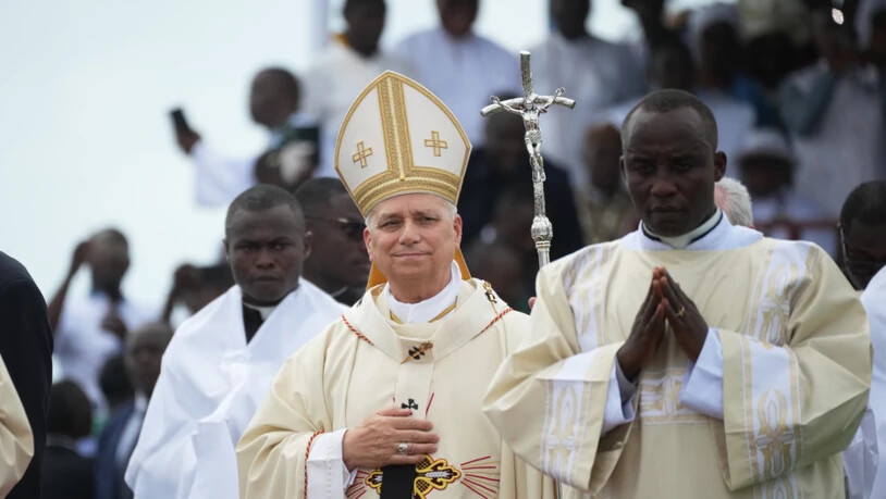 dpatopbilder - Papst Leo XIV. kommt in einer Prozession zur Feier der Messe am Japoma-Stadion. Kamerun ist für das Oberhaupt der katholischen Kirche die zweite Station einer elftägigen Afrika-Reise. Foto: Andrew Medichini/AP/dpa