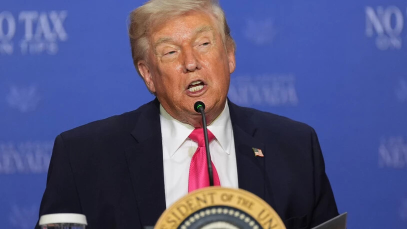 US-Präsident Donald Trump sprichtnbei einer Veranstaltung am runden Tisch über die Abschaffung der Trinkgeldsteuer. Foto: Alex Brandon/AP/dpa