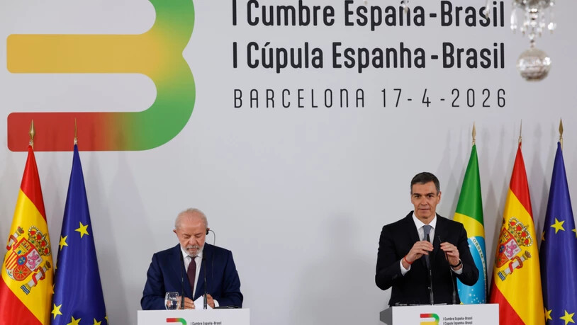 Der spanische Ministerpräsident Pedro Sánchez (rechts) und der brasilianische Präsident Luiz Inacio Lula da Silva sprechen zu Medien in Barcelona. Foto: Joan Monfort/AP/dpa