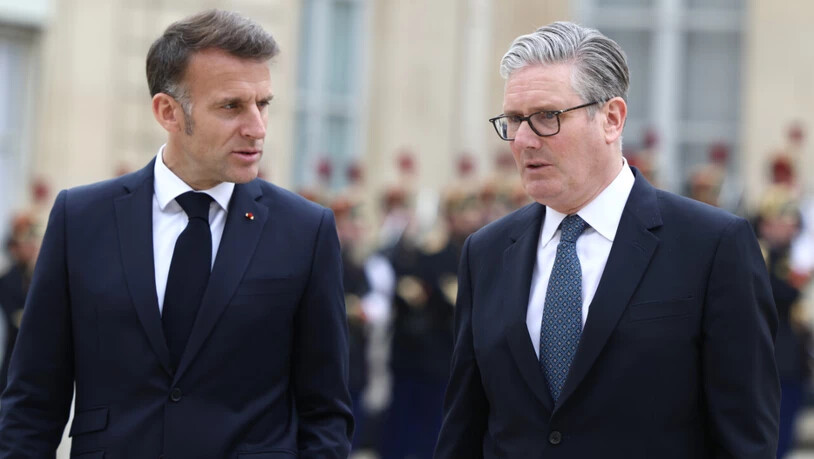 Der britische Premierminister Keir Starmer (r) und der französische Präsident Emmanuel Macron verlassen nach einem multinationalen Koalitionsgipfel im Elysee-Palast. Foto: Tom Nicholson/Pool Getty/AP/dpa