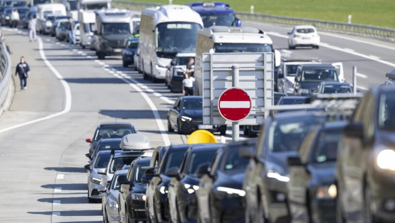 Autofahrerinnen und Autofahrer mussten am Freitagabend am Gotthard geduldig sein. (Archivbild)
