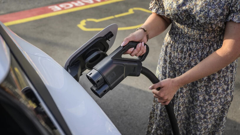 Der E-Auto-Anteil beträgt schweizweit 5,5 Prozent. Mehr als doppelt so hoch ist er im Kanton Zug. (Symbolbild)