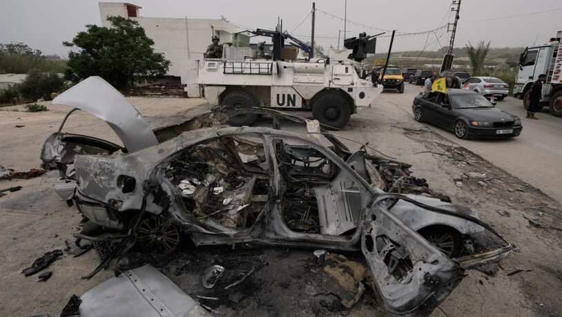 dpatopbilder - Französische UN-Friedenstruppen stehen auf ihrem gepanzerten Mannschaftswagen, während Vertriebene am zweiten Tag der Waffenruhe zwischen der Hisbollah und Israel in Qasmiyeh, nahe der Stadt Tyrus im Südlibanon, in ihre Dörfer zurückkehren…