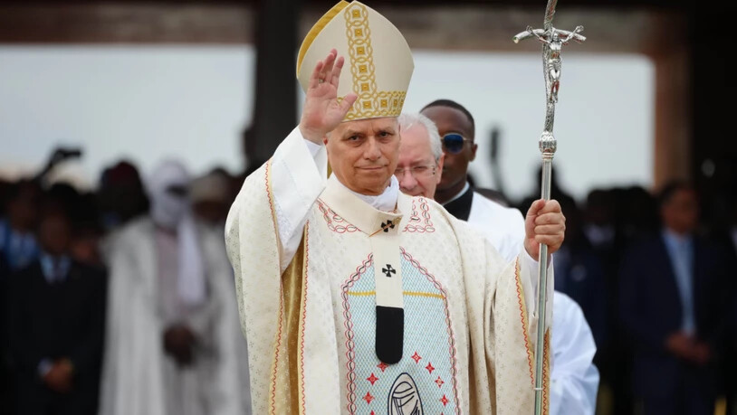 Papst Leo XIV. feiert einen Gottesdienst auf einem Flugplatz. Kamerun ist für das Oberhaupt der katholischen Kirche die zweite Station einer elftägigen Afrika-Reise. Foto: Andrew Medichini/AP/dpa