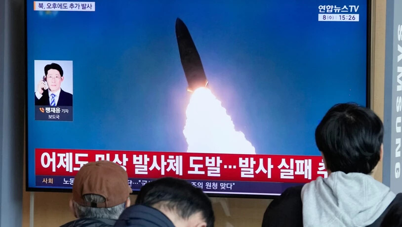 dpatopbilder - Ein Fernsehbildschirm im Bahnhof von Seoul zeigt während einer Nachrichtensendung ein Archivbild eines nordkoreanischen Raketenstarts. Foto: Ahn Young-joon/AP/dpa