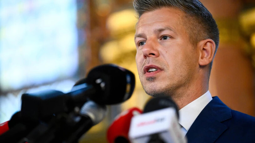 Der gewählte Ministerpräsident Peter Magyar, Vorsitzender der Tisza-Partei, spricht nach der Vorbereitung für die Eröffnungssitzung des Parlaments im Parlamentsgebäude zu Medienvertretern. Foto: Robert Hegedus/MTI via AP/dpa - ACHTUNG: Nur zur…