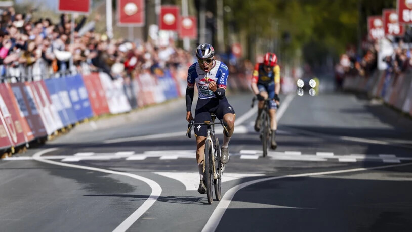 Remco Evenepoel lässt Mattias Skjelmose im Sprint keine Chance