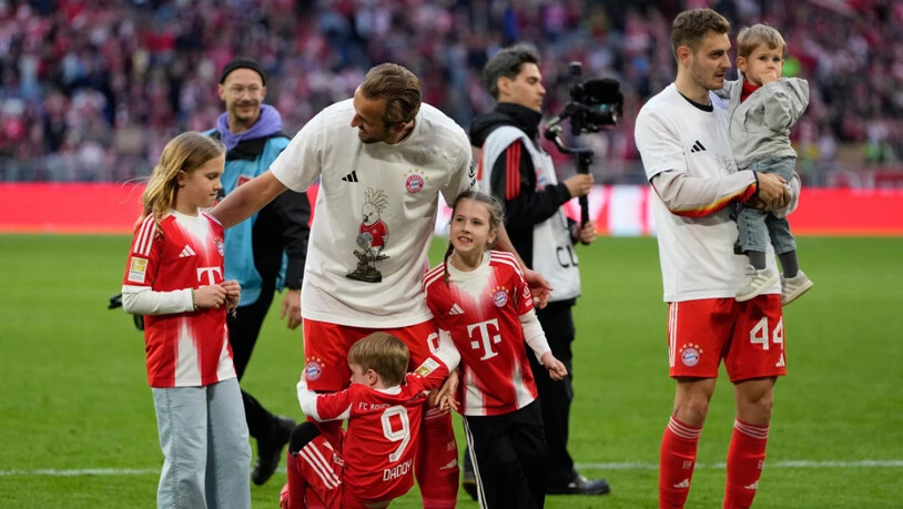 Topskorer Harry Kane feierte mit seinen Kindern