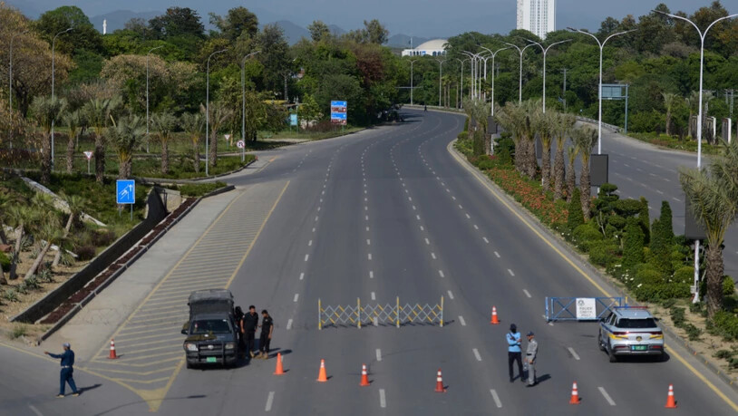 Polizeibeamte stehen Wache an einem Kontrollpunkt in Islamabad, um die Sicherheit vor einer möglichen zweiten Runde der US-Iran-Gespräche zu gewährleisten. Foto: M.A. Sheikh/AP/dpa